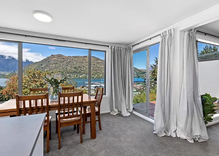 Lovely Marina Views And Sunny Balcony