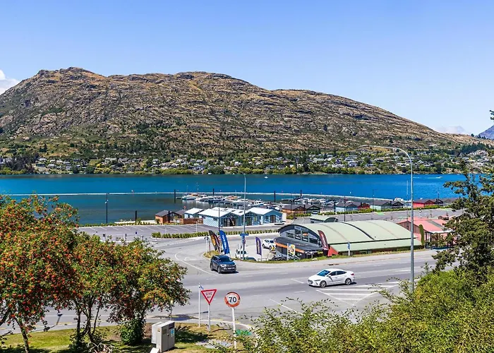 Lovely Marina Views And Sunny Balcony