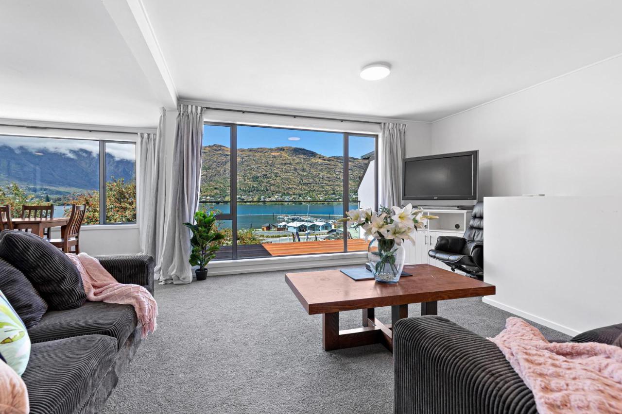 Lovely Marina Views And Sunny Balcony Holiday home *